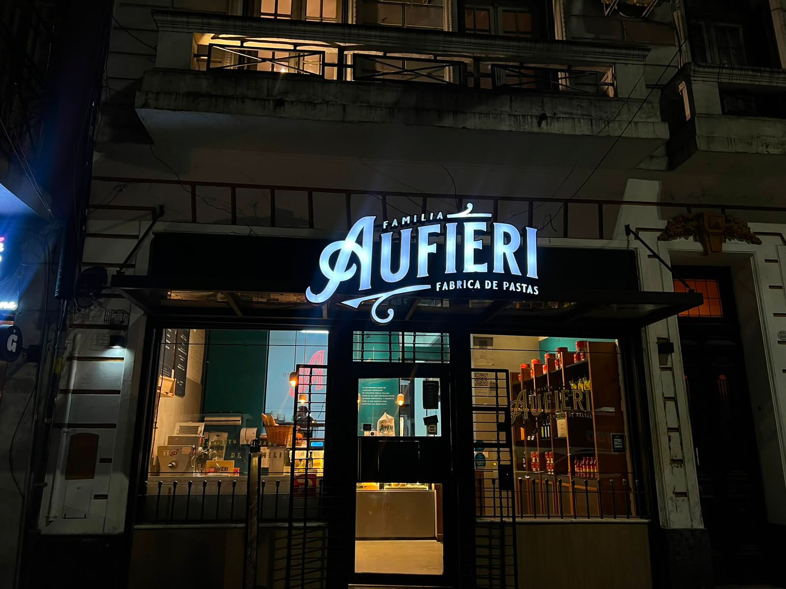Frente del local de Aufieri por la noche